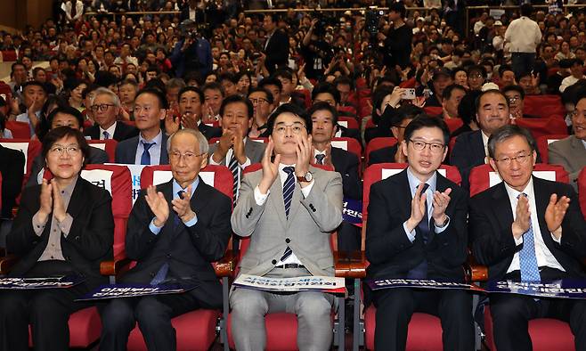 11일 서울 여의도 국회 의원회관에서 더불어민주당 윤여준 상임총괄선대위원장, 박용진 전 의원 등이 참석한 가운데 사람사는세상 국민화합위원회 정책협약식이 열리고 있다. 연합뉴스