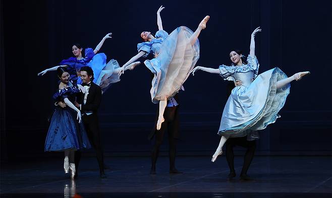 현존 최고 안무가로 손꼽히는 노이마이어의 대표작 ‘카멜리아 레이디’에서 주역 마르그리트를 맡은 조연재(왼쪽)와 국립발레단원들이 열연하고 있다. 연합뉴스