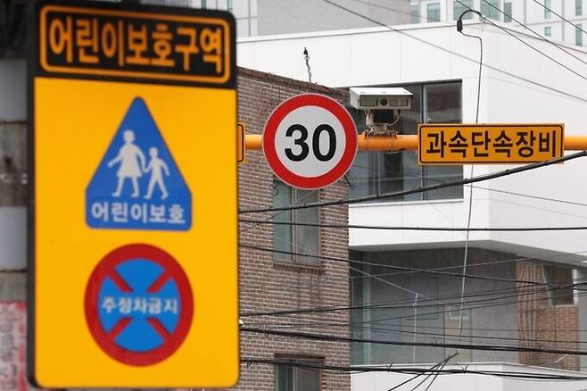 어린이 보호구역에 설치된 과속 단속&nbsp;카메라. 뉴시스