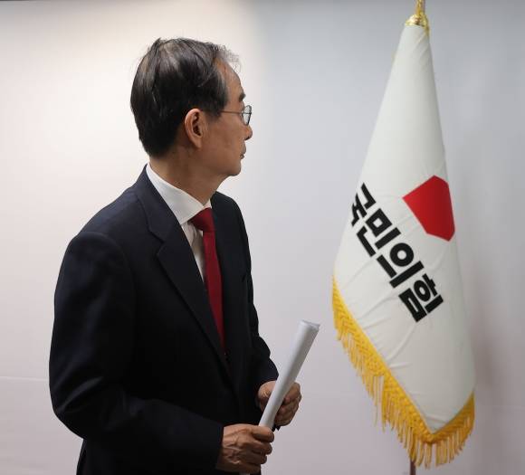 기자회견 마친 한덕수 후보 - 한덕수 대선 예비후보가 10일 서울 여의도 국민의힘 중앙당사에서 긴급 기자회견을 마친 뒤 이동하고 있다. 연합뉴스