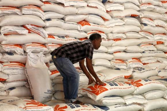 인도네시아에 있는 인도네시아 물류국(BULOG) 소속 창고에서 한 근로자가 쌀 자루를 쌓고 있다. 2025.5.5 EPA 연합뉴스