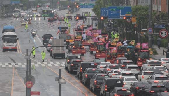 10일 서울 금천구 석수역 인근에서 전국농민회총연맹(전농) 전봉준투쟁단이 광화문에서 열리는 ‘내란농정 청산 농업대개혁 실현 범시민대회’에 참석하기 위해 트랙터 상경 시위를 하며 서울 시내로 향하고 있다.  연합뉴스