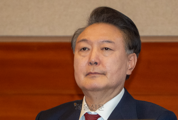 윤통 10차 헌재 변론 - 20일 오후 서울 종로구 헌법재판소 대심판정에서 윤석열대통령의 탄핵심판 10차 변론이 열린 가운데 자리에 앉은 윤대통령이 생각에 잠겨 있다. 2025.2.20 사진공동취재단