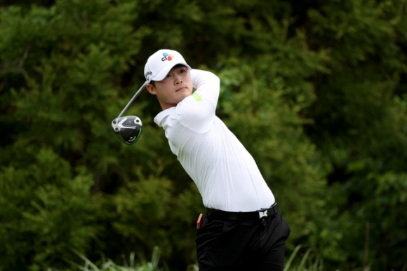 배용준이 11일 KPGA클래식 최종 라운드에서 티샷을 한 뒤 타구를 바라보고 있다. KPGA 제공