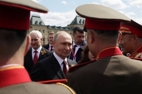 9일(현지시간) 러시아의 심장인 붉은광장에서 제2차 세계대전 승리(전승절) 80주년을 기념하는 대규모 열병식이 열린 가운데, 블라디미르 푸틴 대통령이 행사에 참석한 북한군 대표단과 악수하고 있다. 2025.5.9 모스크바 로이터 연합뉴스