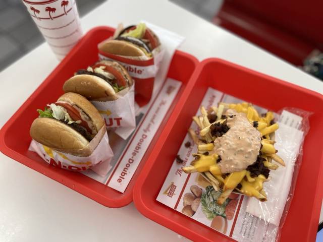 인앤아웃의 버거와 애니멀스타일을 가미한 프렌치프라이 세트 /산타클라라=정혜진기자
