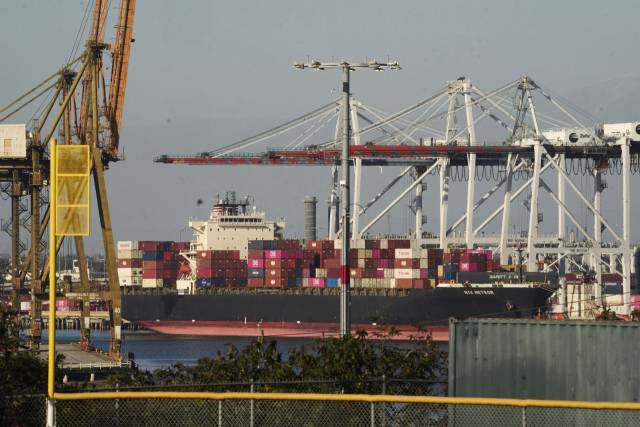 지난 9일(현지 시간) LA항에 들어오는 한 컨테이너선. AP연합뉴스