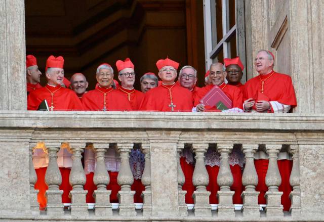 8일 ‘레오 14세’ 교황 선출 소식이 알려지자 유흥식 추기경(왼쪽에서 네번째)을 비롯한 다른 추기경들이 환하게 웃고 있다. AFP연합뉴스