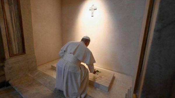 레오 14세 교황이 10일(현지 시간) 이탈리아 로마 시내 산타 마리아 마조레 대성전에 안장된 프란치스코 교황의 대리석 무덤에 흰장미를 놓고 있다. 사진 제공=바티칸 미디어