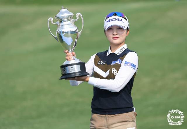 이예원이 11일 NH투자증권 레이디스 챔피언십 우승 뒤 트로피를 번쩍 들고 포즈를 취하고 있다. 사진 제공=KLPGA