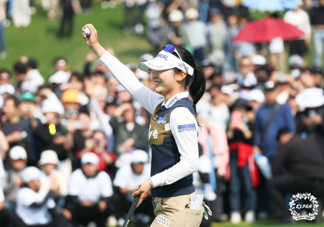 이예원이 11일 NH투자증권 레이디스 챔피언십 3라운드 18번 홀 버디 퍼트로 우승을 확정하며 손을 번쩍 들어 올리고 있다. 사진 제공=KLPGA
