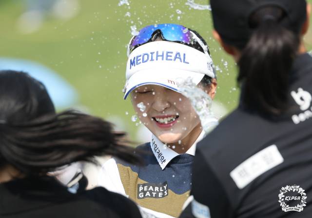이예원이 11일 NH투자증권 레이디스 챔피언십 우승 뒤 동료들의 축하 물세례를 받으며 기뻐하고 있다. 사진 제공=KLPGA