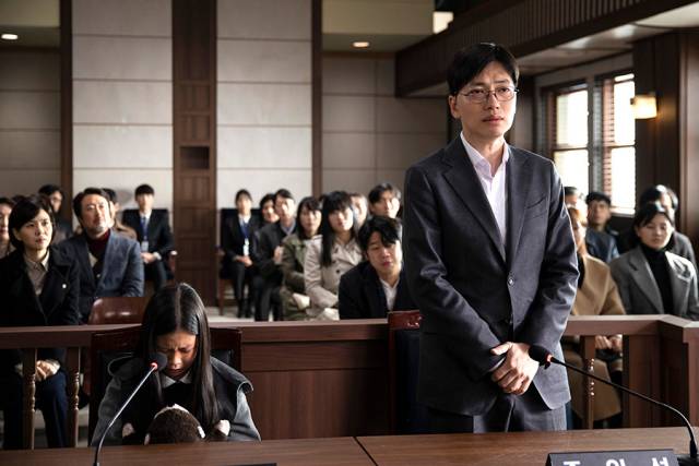 영화 ‘어린 의뢰인’ 스틸컷. 극 중 변호사 역할인 정엽(이동휘)의 모티브가 된 인물이 이명숙 변호사다. 사진 제공=롯데엔터테인먼트