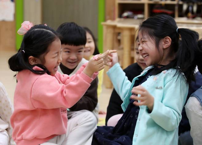 인간은 몇 가지 단어와 맥락, 표정을 종합해 상대와 대화한다. 사진은 광주의 한 어린이집에서 웃고 떠드는 아이들의 모습. ⓒ연합뉴스