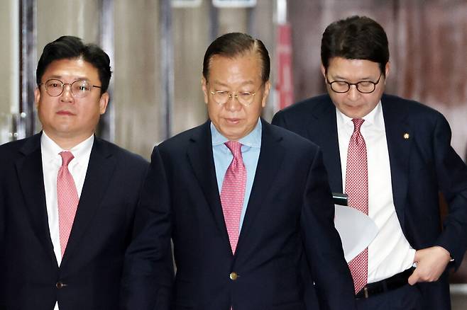 권영세 국민의힘 비상대책위원장이 10일 서울 여의도 국회에서 기자회견을 위해 이동하고 있다. ⓒ연합뉴스