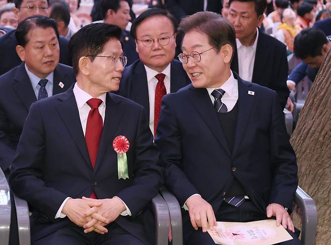 이재명 더불어민주당 대선 후보(오른쪽)와 김문수 국민의힘 대선 후보가 5월5일 서울 종로구 조계사에서 열린 불기 2569년 부처님오신날 봉축법요식에 참석해 대화하고 있다. ⓒ연합뉴스