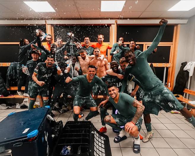 이 뜨거운 분위기, 다음 시즌에도 볼 수 있을까? 토트넘 선수들이 9일(한국시간) 아스프미라 스타디온에서 홈팀 보되/글림트를 꺾고 UEL 결승행을 확정한 뒤 라커룸에서 흥겨운 모습을 연출했다. 사진출처｜토트넘 홋스퍼 SNS