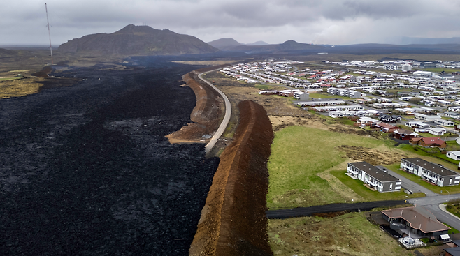2024년 5월 30일 아이슬란드 레이캬네스 반도에서 화산이 2023년 12월 이후 다섯 번째 분출을 일으킨 뒤 마을을 보호하기 위해 흙 제방이 설치돼 있다. 게티이미지