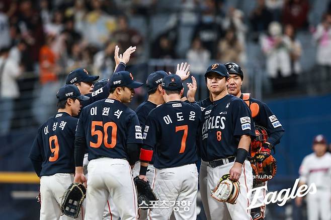 한화 선수들이 10일 키움전 승리로 11연승을 달성한 뒤 기뻐하고 있다. 한화 이글스 제공
