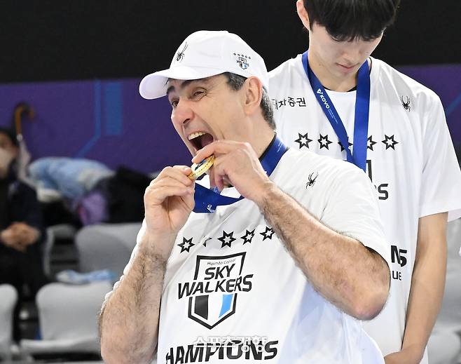 2024~2025시즌 V리그 챔피언결정전에서 우승한 뒤 세리머니를 하는 현대캐피탈 필립 블랑 감독. KOVO 제공