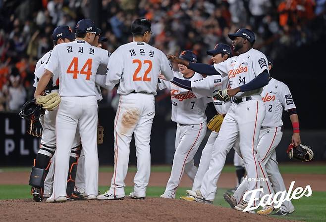 한화 선수들이 승리를 자축하고 있다. 한화 이글스 제공