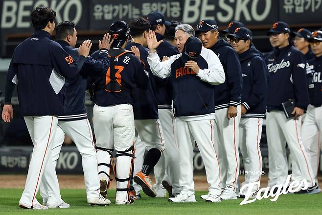 한화 김경문 감독을 비롯해 코칭스태프가 선수들과 승리 하이파이브를 하고 있다. 한화 이글스 제공