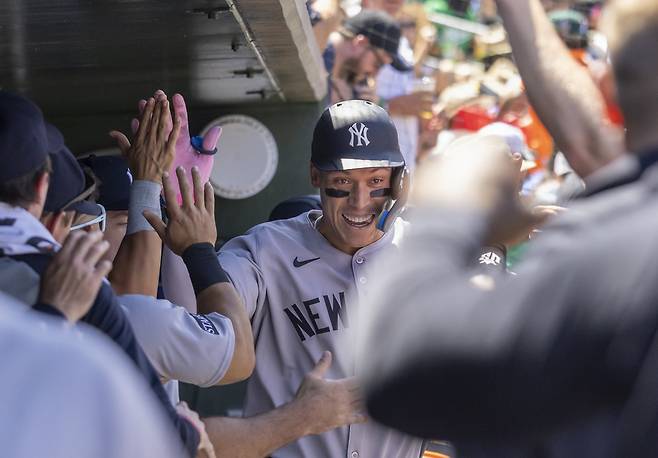 뉴욕 양키스 애런 저지가 11일 새크라멘토에서 열린 애슬레틱스와 원정경기 4회초 홈런을 때린 뒤 더그아웃에서 하이파이브하고 있다. AP연합뉴스