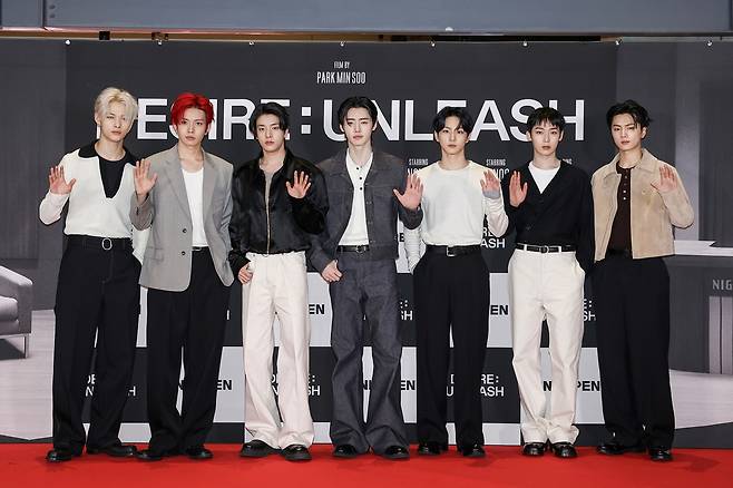 엔하이픈이 11일 서울 강남구 메가박스 코엑스에서 진행된 미니 6집 ‘디자이어 : 언리시’ 콘셉트 시네마 사전 상영 이벤트에서 포즈를 취하고 있다. 빌리프랩 제공