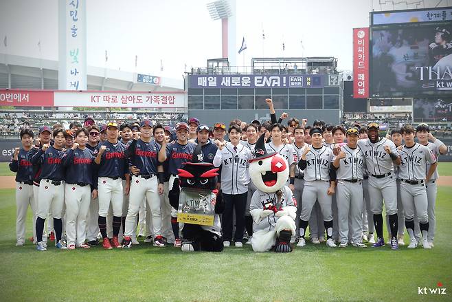 은퇴식에서 KT와 롯데 선수들과 함께 기념사진을 찍은 신본기. KT 위즈 제공