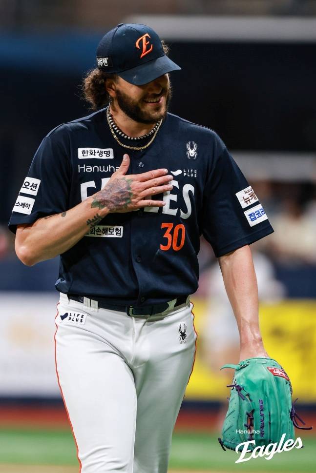 한화의 코디 폰세가 10일 고척 키움전 등판에서 웃고 있다. /사진=한화 이글스 제공