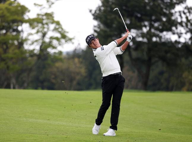 옥태훈이 2번 홀 아이언샷을 시도하고 있다.  /사진=KPGA 제공