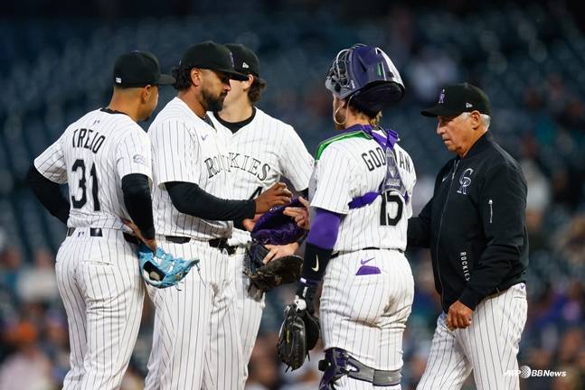 버드 블랙 감독(오른쪽)이 마운드를 방문한 모습. /AFPBBNews=뉴스1