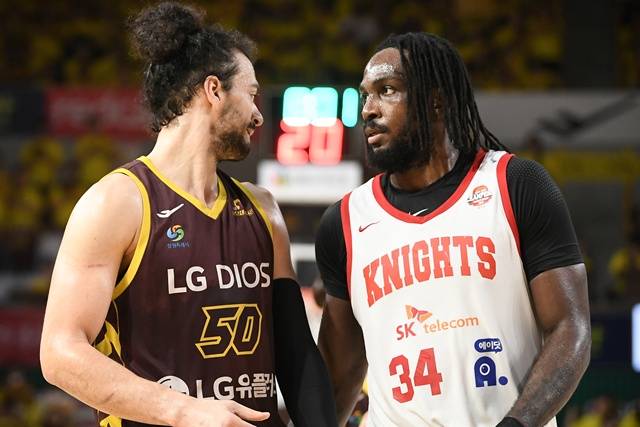 창원 LG 아셈 마레이(왼쪽)와 서울 SK 자밀 워니. /사진=KBL 제공