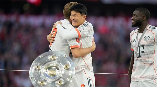 김민재(가운데)가 해리 케인(왼쪽)과 포옹하고 있다. /사진=바이에른 뮌헨 공식 홈페이지 갈무리