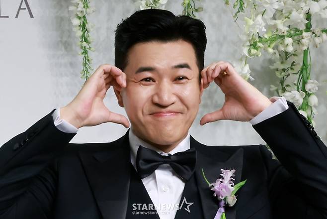 (서울=뉴스1) 김진환 기자 = 그룹 코요테의 김종민이 20일 오후 서울 중구 신라호텔 영빈관 에메랄드홀에서 열리는 결혼식 기자회견에 참석해 포즈를 취하고 있다.   김종민의 예비 신부는 11살 연하의 사업가로, 김종민이 공개한 애칭은 ‘히융’이다. 결혼식 1부 사회는 유재석, 2부는 조세호와 문세윤이 맡으며 축가는 이적과 린이 부를 예정이다. 2025.4.20/뉴스1  Copyright (C) 뉴스1. All rights reserved. 무단 전재 및 재배포,  AI학습 이용 금지. /사진=(서울=뉴스1) 김진환 기자