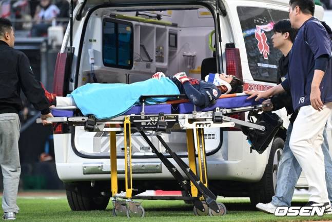 롯데 이호준(가운데)이 11일 수원 KT전 더블헤더 2차전에서 4회초 2사 1, 2루에서 오원석에게 헤드샷을 맞고 쓰러져 구급차에 실리고 있다.