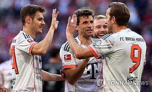뱅상 콤파니 감독이 이끄는 바이에른 뮌헨이 11일(한국시간) 독일 뮌헨에 있는 알리안츠 아레나에서 열린 보루시아 묀헨글라트바흐에서 열린 2024-2025시즌 분데스리가 33라운드, 뮌헨의 시즌 마지막 홈 경기에서 승리했다.&nbsp;  이미 우승을 확정 지은 뮌헨은 마지막 홈 경기를 승리로 자축하면서 화려한 우승 세레머니를 했다. 아킬레스건 부상으로 명단에 빠진 김민재 역시 이날 경기장에 참석해 세레머니를 함께 했다.&nbsp;연합뉴스