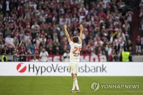 뱅상 콤파니 감독이 이끄는 바이에른 뮌헨이 11일(한국시간) 독일 뮌헨에 있는 알리안츠 아레나에서 열린 보루시아 묀헨글라트바흐에서 열린 2024-2025시즌 분데스리가 33라운드, 뮌헨의 시즌 마지막 홈 경기에서 승리했다.&nbsp;  이미 우승을 확정 지은 뮌헨은 마지막 홈 경기를 승리로 자축하면서 화려한 우승 세레머니를 했다. 아킬레스건 부상으로 명단에 빠진 김민재 역시 이날 경기장에 참석해 세레머니를 함께 했다.&nbsp;연합뉴스