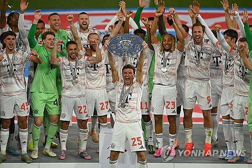 뱅상 콤파니 감독이 이끄는 바이에른 뮌헨이 11일(한국시간) 독일 뮌헨에 있는 알리안츠 아레나에서 열린 보루시아 묀헨글라트바흐에서 열린 2024-2025시즌 분데스리가 33라운드, 뮌헨의 시즌 마지막 홈 경기에서 승리했다.&nbsp;  이미 우승을 확정 지은 뮌헨은 마지막 홈 경기를 승리로 자축하면서 화려한 우승 세레머니를 했다. 아킬레스건 부상으로 명단에 빠진 김민재 역시 이날 경기장에 참석해 세레머니를 함께 했다.&nbsp;연합뉴스