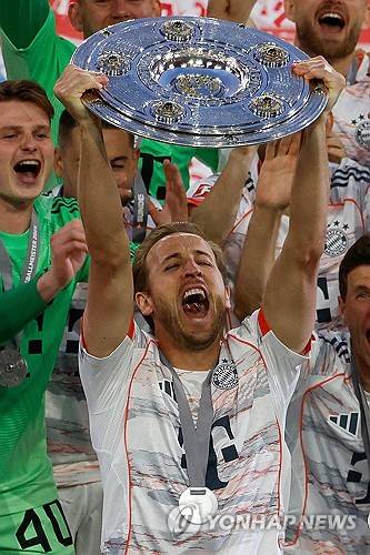 뱅상 콤파니 감독이 이끄는 바이에른 뮌헨이 11일(한국시간) 독일 뮌헨에 있는 알리안츠 아레나에서 열린 보루시아 묀헨글라트바흐에서 열린 2024-2025시즌 분데스리가 33라운드, 뮌헨의 시즌 마지막 홈 경기에서 승리했다.&nbsp;  이미 우승을 확정 지은 뮌헨은 마지막 홈 경기를 승리로 자축하면서 화려한 우승 세레머니를 했다. 아킬레스건 부상으로 명단에 빠진 김민재 역시 이날 경기장에 참석해 세레머니를 함께 했다.&nbsp;연합뉴스