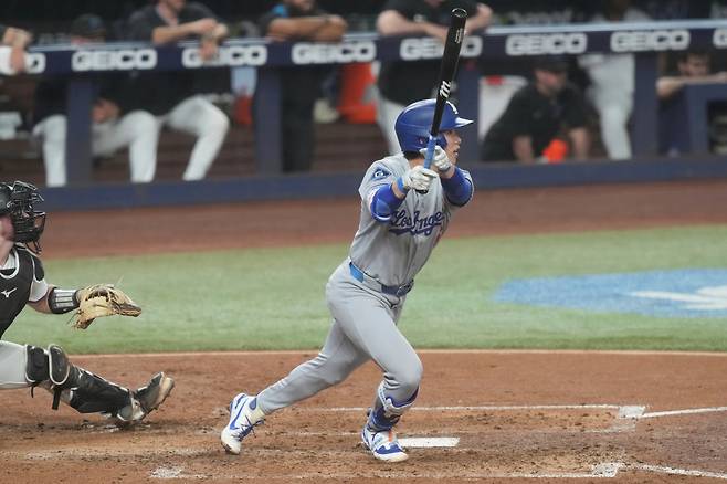 LA 다저스 김혜성이 11일 미국 애리조나주 피닉스의 체이스필드에서 열린 2025 미국프로야구 메이저리그(MLB) 애리조나 다이아몬드백스와의 원정경기에 8번타자 겸 중견수로 선발 출전해 3타수 1안타를 기록했다. AP 연합뉴스