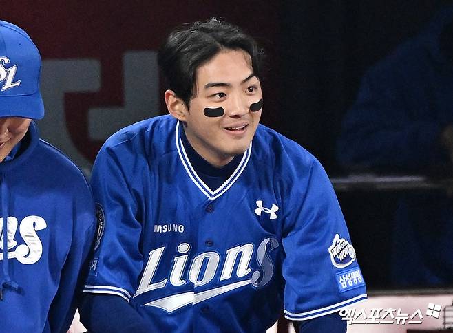 삼성 라이온즈 구자욱이 경기에서 홈런을 친 뒤 더그아웃에서 미소 짓고 있다. 엑스포츠뉴스 DB