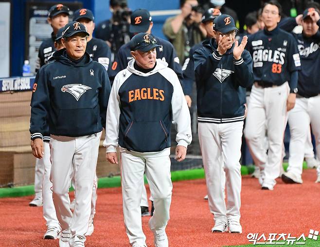 9일 오후 서울 구로구 고척스카이돔에서 열린 '2025 신한 SOL Bank KBO리그' 한화 이글스와 키움 히어로즈의 경기, 이날 경기에서 승리한 한화 김경문 감독 및 코칭스태프들이 기뻐하고 있다. 엑스포츠뉴스DB