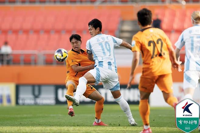 울산HD는 11일 제주월드컵경기장에서 열린 제주SK FC와의 하나은행 K리그1 2025 13라운드 원정 경기에서 2-1 승리를 거뒀다. 이날 울산은 전반 5분 루빅손의 선제골로 리드를 잡았다. 후반 8분 유리 조나탄에게 동점골을 허용했으나 후반 20분 에릭의 결승골이 터지면서 승점 3점을 챙겼다. 제주전 승리로 울산은 승점 24(7승3무5패)가 돼 리그 2위로 도약했다. 반면 리그 11위 제주는 또다시 안방에서 고개를 숙이면서 4연패 수렁에 빠졌다. 한국프로축구연맹 제공