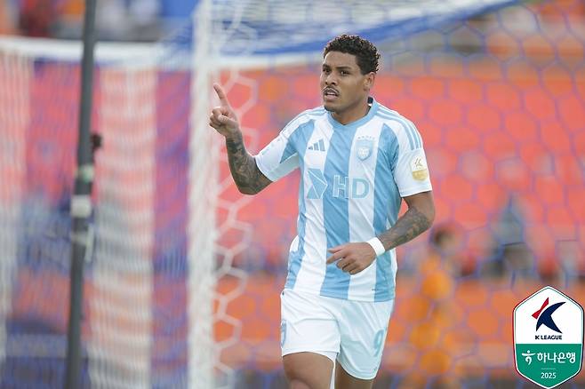 울산HD는 11일 제주월드컵경기장에서 열린 제주SK FC와의 하나은행 K리그1 2025 13라운드 원정 경기에서 2-1 승리를 거뒀다. 이날 울산은 전반 5분 루빅손의 선제골로 리드를 잡았다. 후반 8분 유리 조나탄에게 동점골을 허용했으나 후반 20분 에릭의 결승골이 터지면서 승점 3점을 챙겼다. 제주전 승리로 울산은 승점 24(7승3무5패)가 돼 리그 2위로 도약했다. 반면 리그 11위 제주는 또다시 안방에서 고개를 숙이면서 4연패 수렁에 빠졌다. 한국프로축구연맹 제공