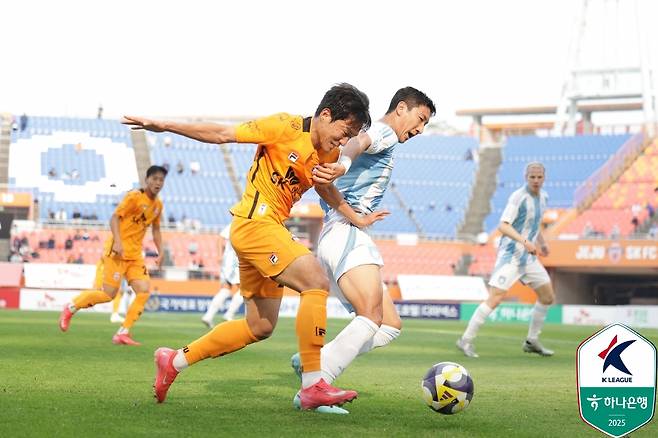 울산HD는 11일 제주월드컵경기장에서 열린 제주SK FC와의 하나은행 K리그1 2025 13라운드 원정 경기에서 2-1 승리를 거뒀다. 이날 울산은 전반 5분 루빅손의 선제골로 리드를 잡았다. 후반 8분 유리 조나탄에게 동점골을 허용했으나 후반 20분 에릭의 결승골이 터지면서 승점 3점을 챙겼다. 제주전 승리로 울산은 승점 24(7승3무5패)가 돼 리그 2위로 도약했다. 반면 리그 11위 제주는 또다시 안방에서 고개를 숙이면서 4연패 수렁에 빠졌다. 한국프로축구연맹 제공