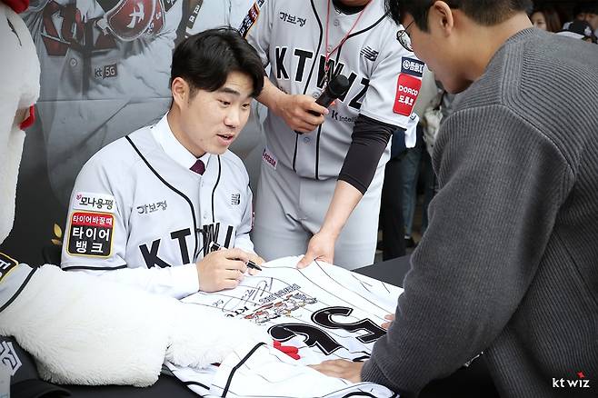 ​​前 롯데, KT 내야수 신본기는 11일 수원KT위즈파크에서 열린 '2025 신한 SOL Bank KBO 리그' KT 위즈와 롯데 자이언츠 더블헤더 1경기 자신의 은퇴식에 참가했다. 신본기는 선수 생활 내내 많은 응원을 보내준 팬들에게 고개 숙여 감사 인사를 전했다. KT 위즈