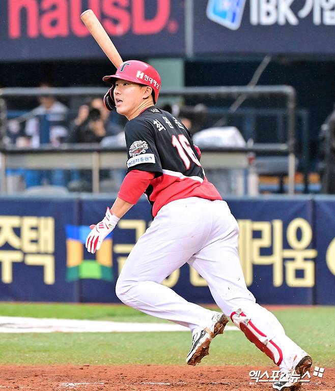 19일 오후 서울 송파구 잠실야구장에서 열린 '2025 신한 SOL Bank KBO리그' KIA 타이거즈와 두산 베어스의 경기, 9회초 KIA 최원준이 2루타를 날리고 있다. 엑스포츠뉴스 DB