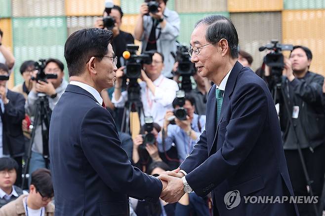 회동 마치고 인사하는 김문수-한덕수 (서울=연합뉴스) 박동주 기자 = 국민의힘 김문수 대선후보와 무소속 한덕수 대선 예비후보가 8일 서울 국회 사랑재에 위치한 커피숍에서 회동을 마친 후 인사하고 있다. 2025.5.8 [공동취재] pdj6635@yna.co.kr