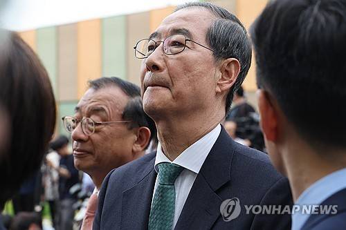 생각에 잠긴 한덕수 대선 예비후보     (서울=연합뉴스) 박동주 기자 = 한덕수 대선 예비후보가 8일 서울 국회 사랑재에 위치한 커피숍에서 국민의힘 김문수 대선후보와 후보 단일화 관련 회동을 마치고 생각에 잠겨 있다. 2025.5.8
    pdj6635@yna.co.kr
(끝)